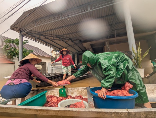 Mưa giảm nhưng nước rút chậm, người dân "rốn lũ" Lệ Thủy vẫn lo âu- Ảnh 5.