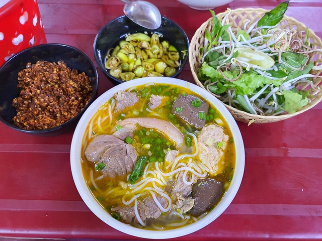 Bún bò bà Nga, ăn kèm với mắm ớt cay và rau sống