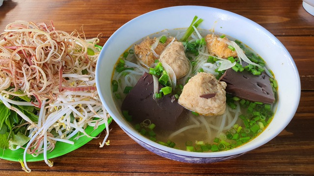 Bún bò Huế chả cua