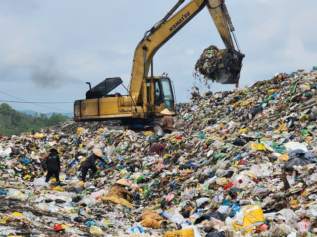 Bãi rác tạm ở Phú Quốc cao 20 m, dài hơn 2 km gây ô nhiễm môi trường nghiêm trọngẢnh: DUY NHÂN