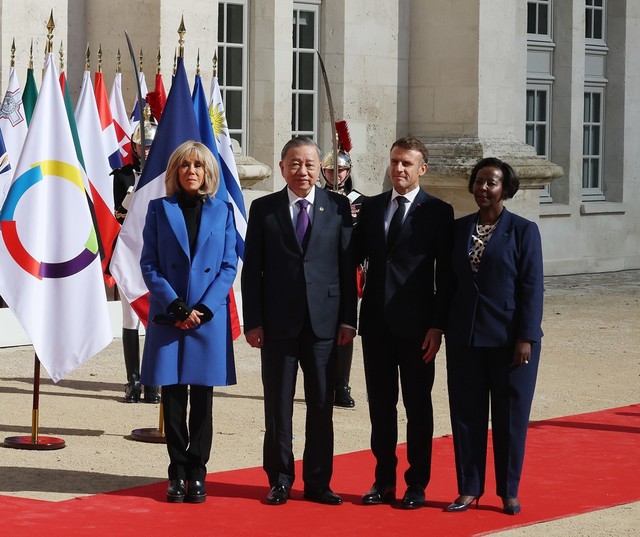 Tổng thống Pháp Emmanuel Macron và Tổng Thư ký Pháp ngữ Louise Mushikiwabo đón Tổng Bí thư, Chủ tịch nước Tô Lâm dự khai mạc Hội nghị cấp cao Pháp ngữ lần thứ 19 Ảnh: TTXVN