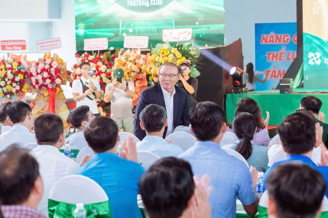 HLV Park Hang-seo hào hứng trong ngày ra mắt Học viện bóng đá Bình Phước- Ảnh 1.