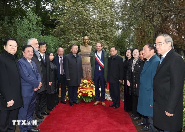 Tổng Bí thư, Chủ tịch nước Tô Lâm đặt hoa tại Tượng đài Bác Hồ ở TP Montreuil- Ảnh 1.