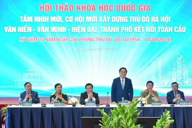 Các đại biểu chủ trì hội thảo