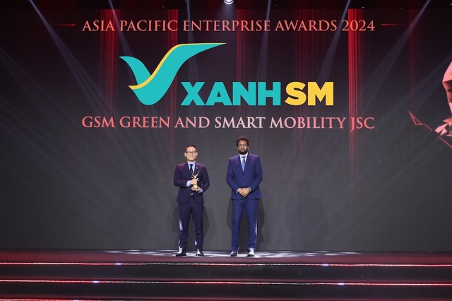 Ông Phạm Thanh Tú - Đại diện Xanh SM (bên trái) nhận giải thưởng Fast Enterprise Award - &quot;Doanh nghiệp tăng trưởng nhanh&quot; của Hiệp hội Doanh nghiệp châu Á - Enterprise Asia