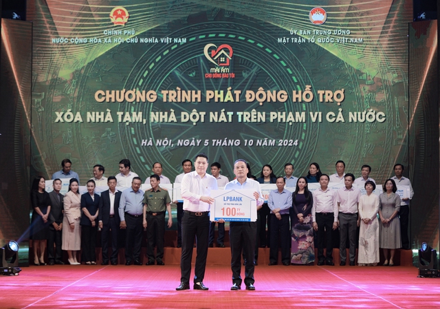 Đại diện Ngân hàng Lộc Phát Việt Nam (LPBank) - ông Nguyễn Văn Thùy - Phó Chủ tịch HĐQT trao tặng 100 tỉ đồng cho tỉnh Đắk Lắk thực hiện chương trình xóa nhà tạm, nhà dột nát trên địa bàn