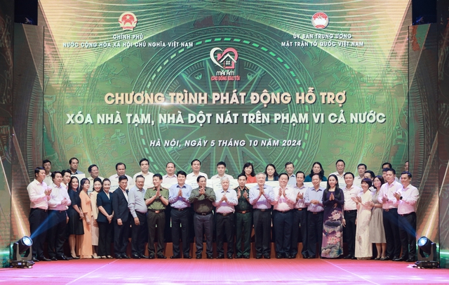 Đại diện LPBank tham gia chương trình phát động hỗ trợ xóa nhà tạm, nhà dột nát trên phạm vi cả nước do Chính phủ và Ủy ban Trung ương MTTQ Việt Nam phát động