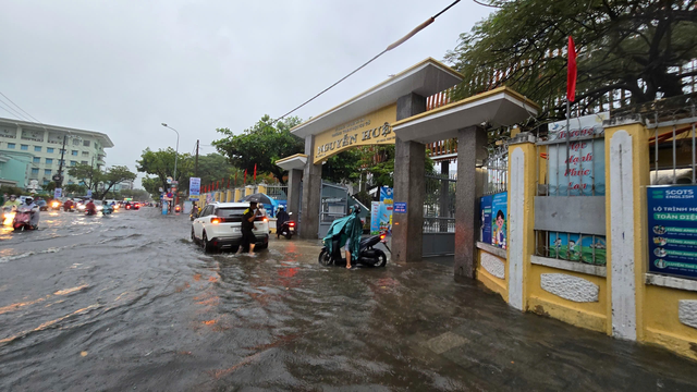 Cơn mưa lớn ngày 18-9 vừa qua khiến nhiều địa điểm ở TP Đà Nẵng chìm trong biển nước. Ảnh nhỏ: Giao diện thể hiện lượng mưa, mức ngập trên Danang Smart City