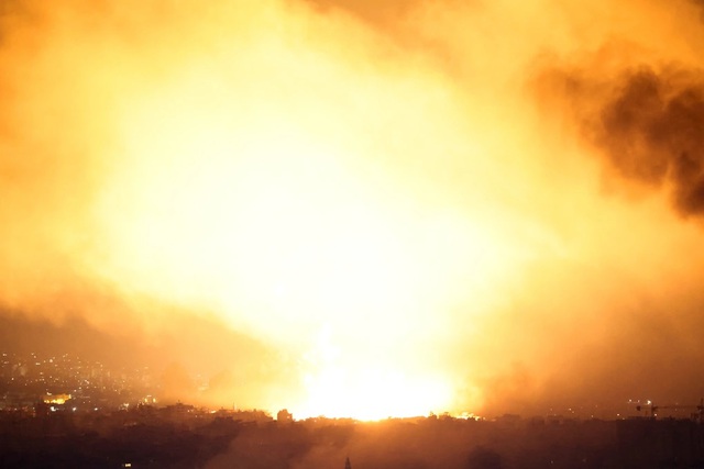 Khói bốc lên sau vụ nổ ở vùng ngoại ô phía Nam Beirut - Lebanon sau một cuộc không kích. Ảnh: Reuters