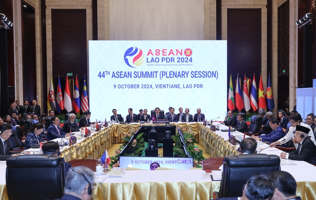 Lãnh đạo các nước ASEAN và các đại biểu tại Hội nghị phiên họp toàn thể Hội nghị Cấp cao ASEAN ngày 9-10 Ảnh: NHẬT BẮC