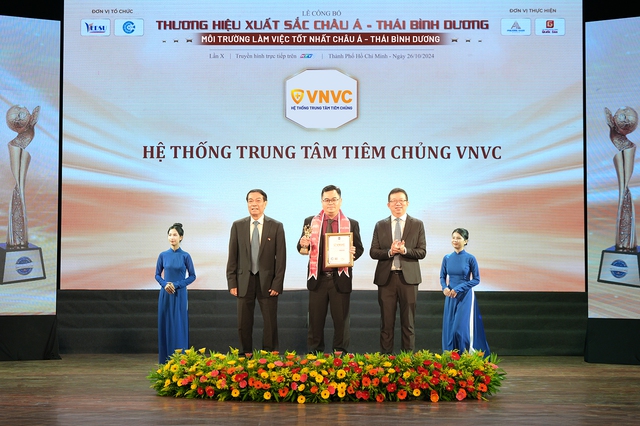 Đại diện VNVC nhận các chứng nhận &quot;Top 10 Thương hiệu xuất sắc - Sản phẩm dịch vụ chất lượng - Môi trường làm việc tốt nhất châu Á - Thái Bình Dương 2024&quot;. Ảnh: Bá Đạt