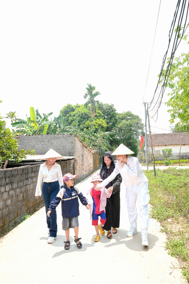  Hồ Ngọc Hà khóc khi chia sẻ với bé trai mồ côi

- Ảnh 2.