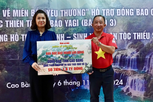 Ông Bùi Thanh Liêm, Phó Tổng Biên tập Báo Người Lao Động, trao bảng tượng trưng số tiền 1,8 tỉ đồng hỗ trợ đồng bào tỉnh Cao Bằng bị thiệt hại bởi bão lũ cho bà Nguyễn Hồng Vân, Phó Chủ tịch Ủy ban MTTQ tỉnh. Ảnh: NGUYỄN HƯỞNG