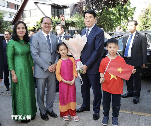 Chủ tịch nước Lương Cường thăm Đại sứ quán và cộng đồng người Việt Nam tại Chile- Ảnh 3.