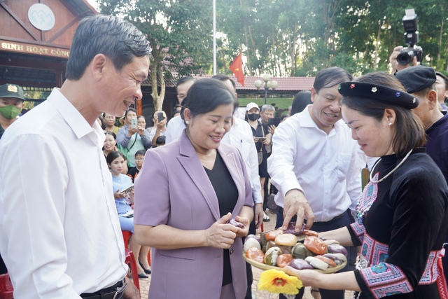 Hàng trăm ngàn người đổ về lễ hội sóc Bom Bo, chen nhau từng chút - Ảnh 2.