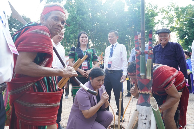 Hàng trăm ngàn người đổ về lễ hội sóc Bom Bo, chen nhau từng chút - Ảnh 3.