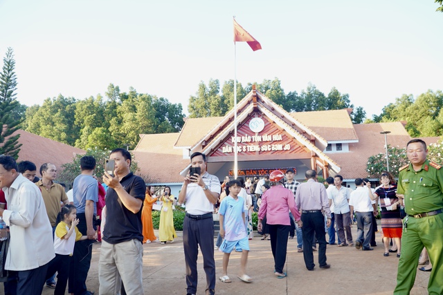 Hàng trăm ngàn người đổ về lễ hội sóc Bom Bo, chen nhau từng chút - Ảnh 6.