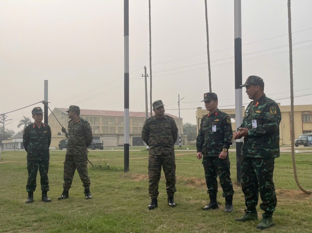 VIDEO: Công binh Việt Nam - Ấn Độ phối hợp rà phá mìn- Ảnh 5.