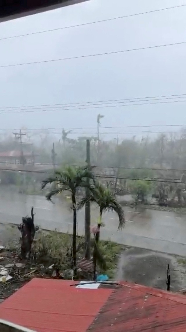 Bão Usagi gây mưa to gió lớn ở TP Santa Ana, tỉnh Cagayan - Philippines hôm 14-11 Ảnh: Reuters