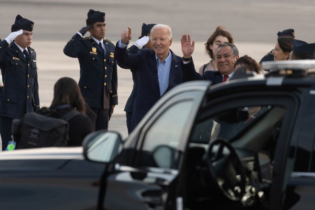 Tổng thống Joe Biden đến sân bay quốc tế Jorge Chavez trước thềm Hội nghị Thượng đỉnh APEC ở Lima - Peru ngày 14 -11  Ảnh: REUTERS