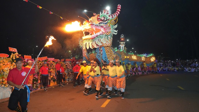 Tòa thánh Tây Ninh kín người đổ về dự đại lễ 100 năm- Ảnh 2.