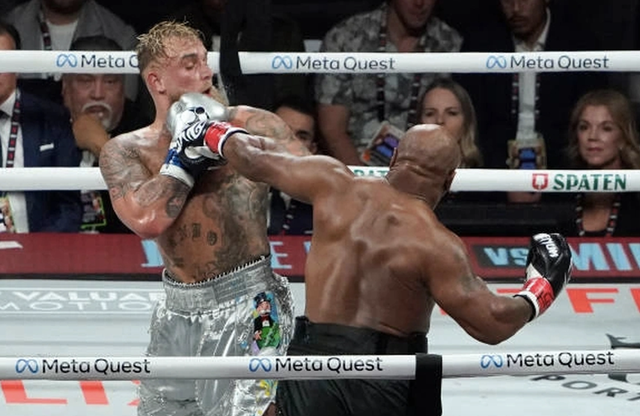 Jake Paul đánh bại Mike Tyson sau 8 hiệp đấu, nhận 40 triệu USD- Ảnh 3.