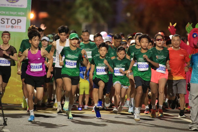 Gần 3.000 vận động viên chinh phục cung đường biển marathon Phan Thiết- Ảnh 2.