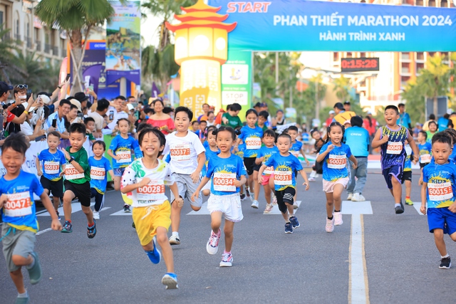 Gần 3.000 vận động viên chinh phục cung đường biển marathon Phan Thiết- Ảnh 1.