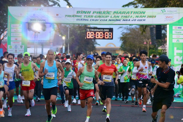 Hoa hậu Bảo Ngọc cùng 10.000 runner dự giải Marathon Bình Phước 2024- Ảnh 2.