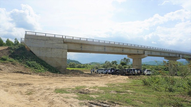 Đắk Lắk: Nhiều cây cầu chờ... đường, gây lãng phí- Ảnh 2.