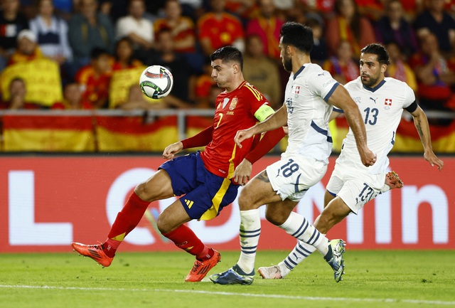 Thua nghẹt thở Tây Ban Nha, Thụy Sĩ rớt hạng Nations League- Ảnh 2.