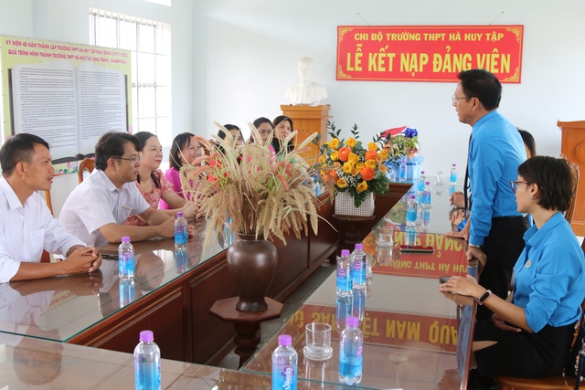 LĐLĐ Khánh Hoà thăm, chúc mừng nhân ngày Nhà giáo Việt Nam- Ảnh 3.