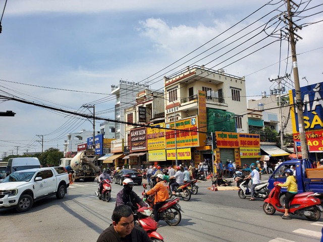 Một vụ tai nạn giao thông vào ngày 7-11 trên đường Phan Văn Hớn, phường Tân Thới Nhất, quận 12, TP HCM khiến một phụ nữ tử vong, một bé gái bị thương. Ảnh: ANH VŨ