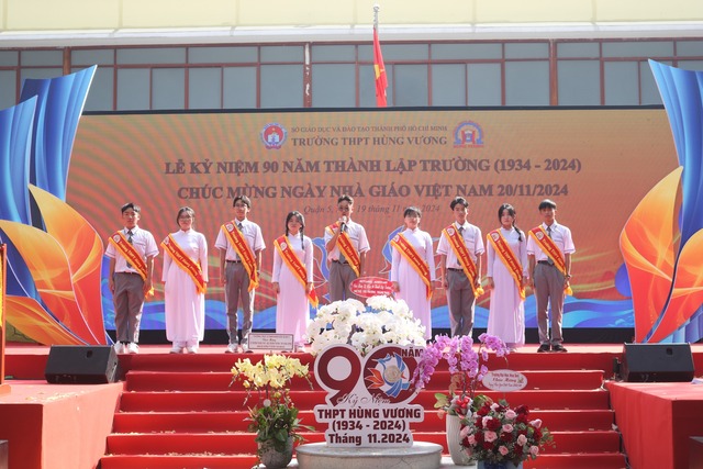 Nguyên Phó Chủ tịch nước Trương Mỹ Hoa dự kỷ niệm Ngày Nhà giáo Việt Nam tại Trường Nam Việt- Ảnh 4.