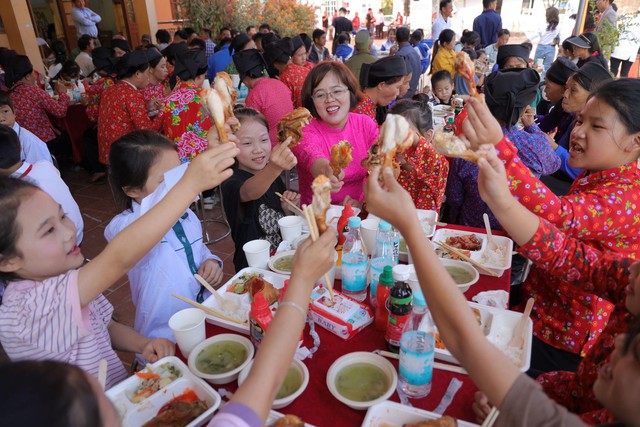 CHIN-SU mang chảo cơm có thịt đặc biệt lên vùng cao nhân dịp 20-11- Ảnh 7.