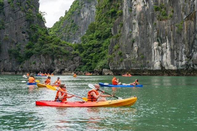 "Tuýt còi" dịch vụ chèo thuyền kayak ở Cát Bà- Ảnh 1.