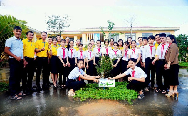 Nam A Bank chung tay vun trồng cây xanh và tri ân Nhà Giáo Việt Nam- Ảnh 2.