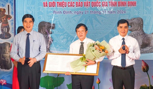 Công nhận 2 tượng sư tử đá thành Đồ Bàn là bảo vật quốc gia- Ảnh 1.