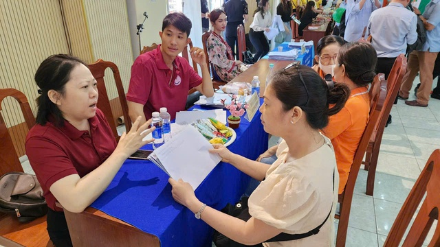 Người lao động tìm việc tại sàn giao dịch việc làm tổ chức tại Trung tâm Dịch vụ việc làm TP HCM  Ảnh: HUỲNH NHƯ