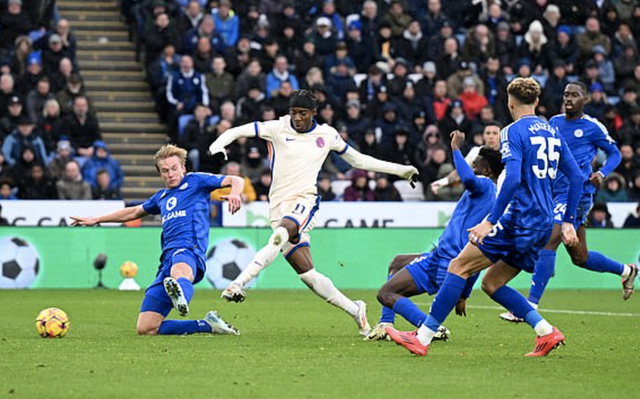 Van Nistelrooy ngồi "ghế nóng", Leicester mơ tách tốp Ngoại hạng Anh- Ảnh 1.