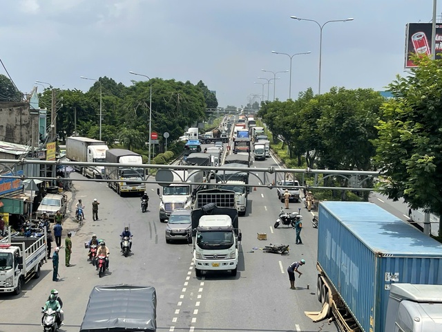 Việc mất cân đối giữa hạ tầng giao thông với nhu cầu đi lại ngày càng gia tăng, dễ dẫn đến tai nạn giao thông. Trong ảnh: Một vụ tai nạn giao thông trên Quốc lộ 1 đoạn qua TP Thủ Đức, TP HCMẢnh: ANH VŨ