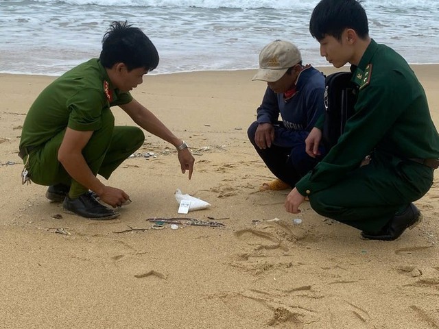 Phát hiện hàng nghìn viên nén ma túy dạt vào bờ biển Quảng Ngãi- Ảnh 1.