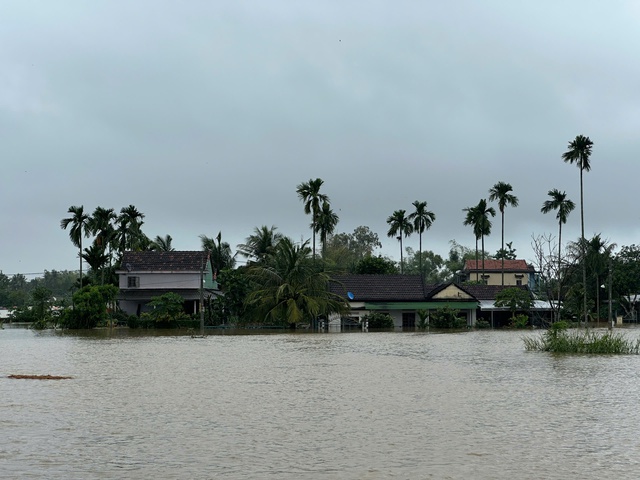 Quảng Ngãi mưa lớn kéo dài, lũ nhấn chìm hàng chục nhà dân- Ảnh 4.