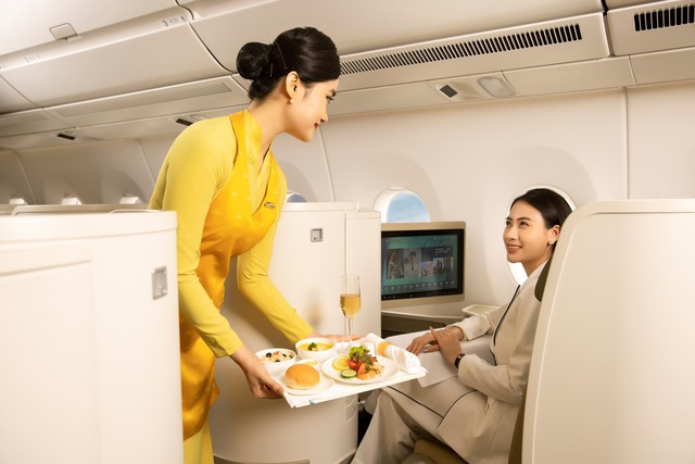 Dịch vụ của Vietnam Airlines không chỉ mang tới trải nghiệm tiện nghi, hiện đài mà còn mang đậm dấu ấn văn hóa Việt Nam