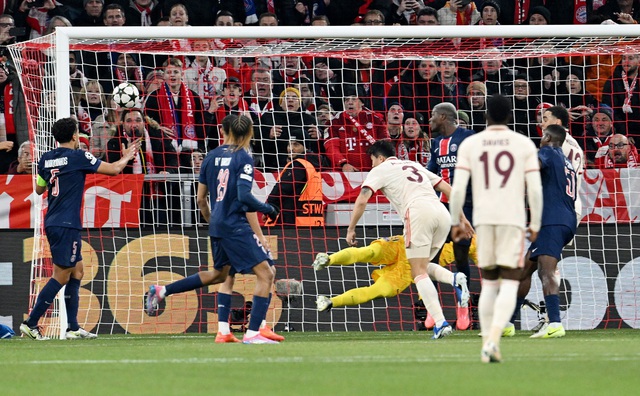 Lewandowski đưa Barcelona lên nhì bảng, Bayern Munich quật ngã PSG- Ảnh 4.