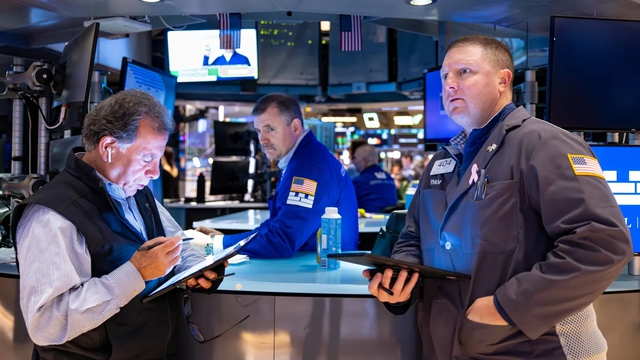 Traders work on the floor of the New York Stock Exchange on Nov. 22, 2024. NYSE