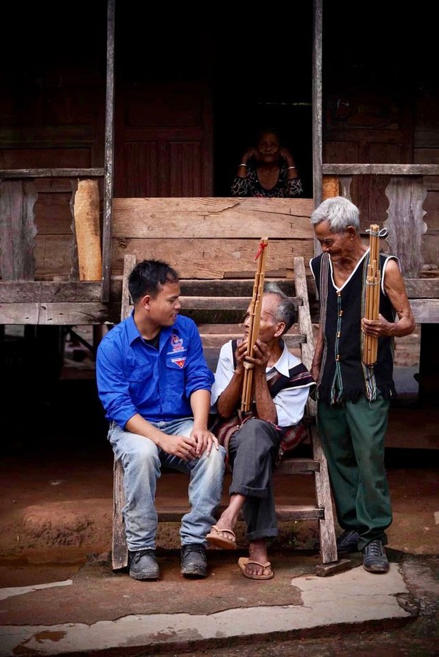 Hồ Tu Pông Ngởi tìm hiểu văn hóa truyền thống của người Pa Kô