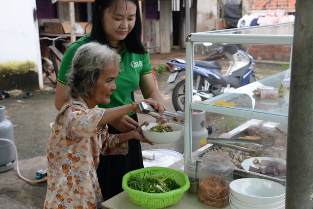 Nhiều người cho biết, cô Thúy nấu ăn khá ngon, lại sống chân thật, cởi mở với hàng xóm láng giềng nên họ sẽ luôn ủng hộ quán hủ tíu của cô