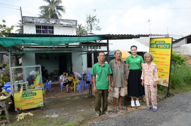 Ông Nguyễn Văn Tiến - Bí thư chi bộ, Trưởng ấp Phước Trạch, xã Phước Thạnh và đại diện chương trình Ước mơ xanh cùng vợ chồng cô Thúy trong ngày khai trương quán