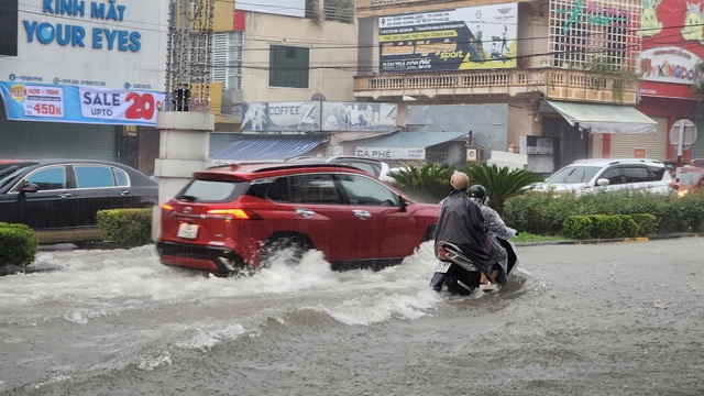 Mưa xối xả, nhiều tuyến đường bị ngập sâu ở Quảng Trị- Ảnh 4.